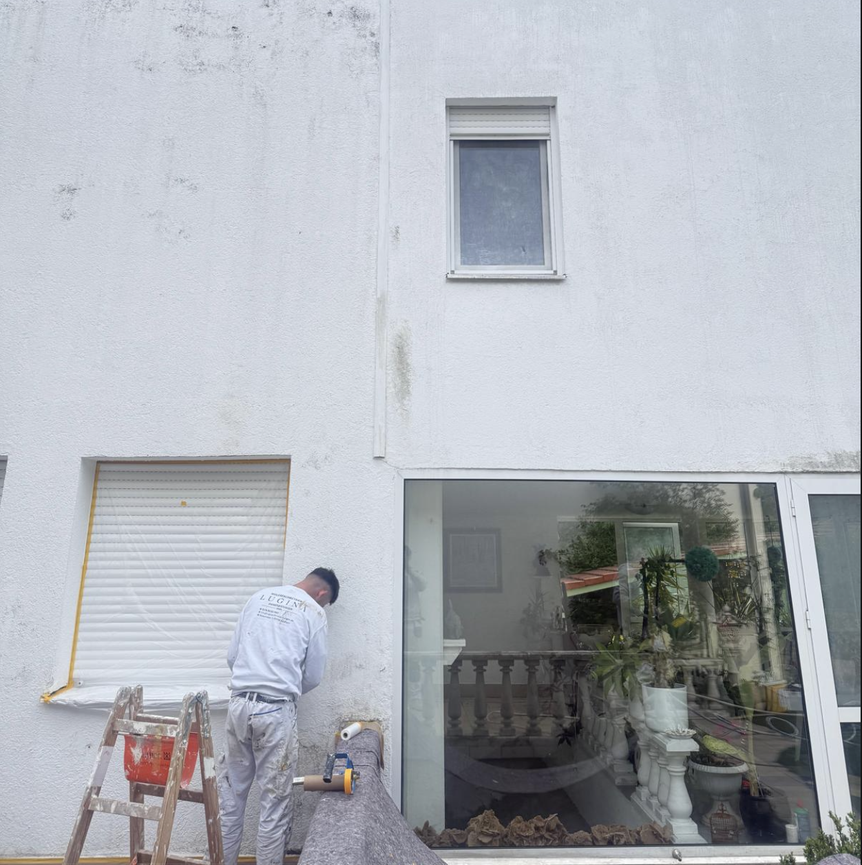 LUGINA Maler bei der Vorbereitung einer Wohnhausfassade