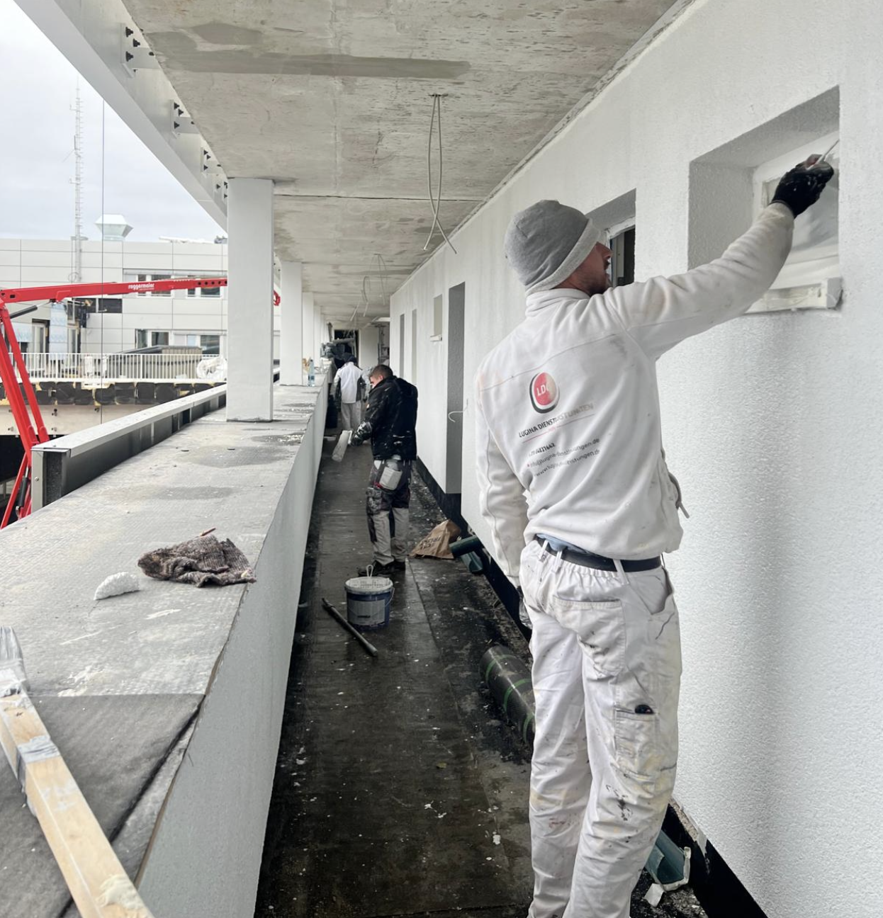 LUGINA Malerteam bei Fassadenarbeiten an einem Gewerbeobjekt